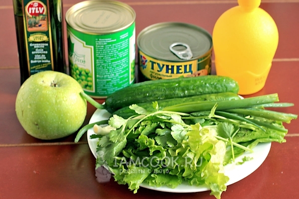 Bahan-bahan untuk salad makanan dengan tuna kaleng