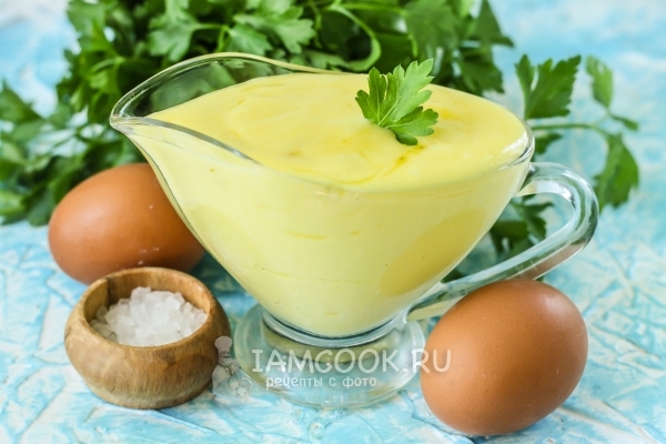 Foto van zelfgemaakte mayonaise zonder mosterd in een blender