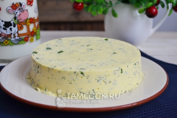 Gotowy domowy ser serowy z zieleniną