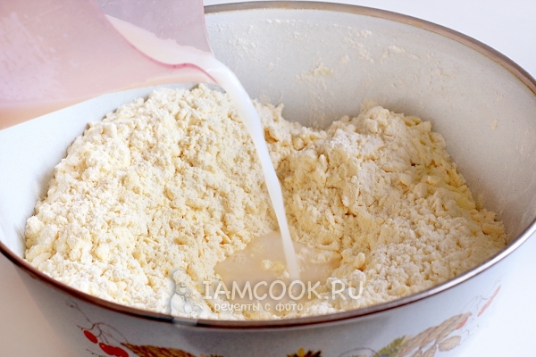 Tuang cecair ke dalam tepung dan mentega