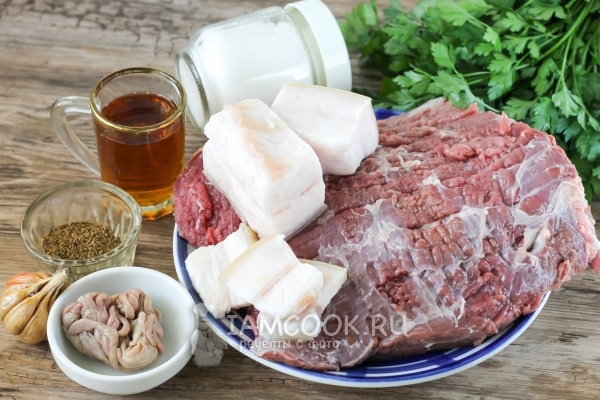 Ingredientes para salsicha de carne caseira