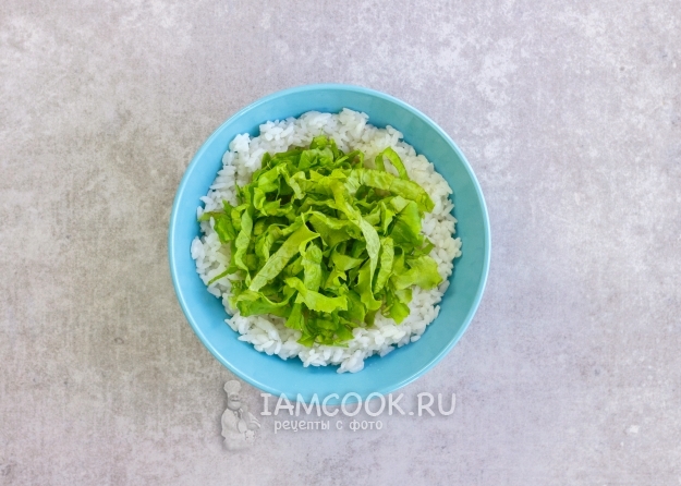 Aby połączyć ryż i liście sałaty