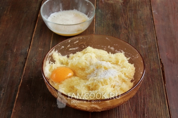 Combinați cartofi rași, ouă și sare