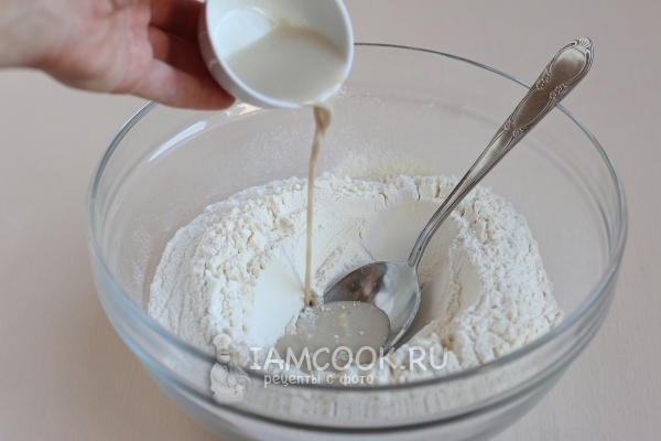 Tuangkan yis dengan susu ke tepung