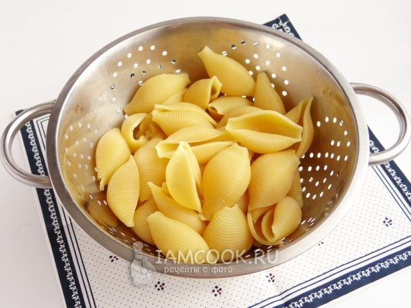 Tuangkan pasta dalam colander