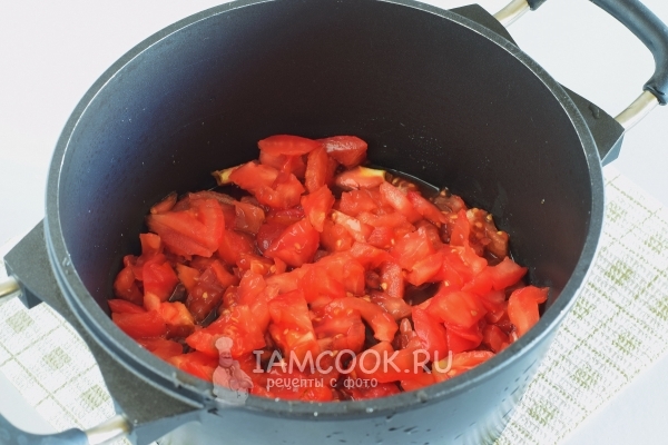 Įdėkite pomidorus į puodą