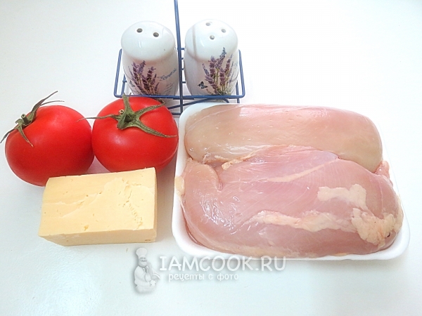 Bahan-bahan untuk fillet ayam yang dibakar dengan tomato dan keju