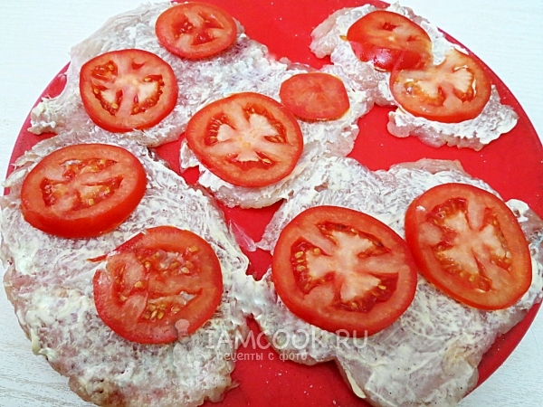 Letakkan tomato pada daging