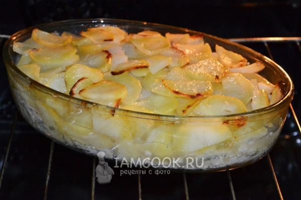 Foto van polkoekfilets met aardappels in de oven