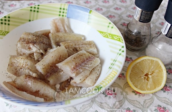 Polvilhe filetes de peixe com especiarias e sal