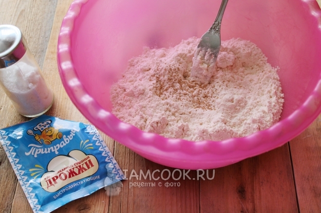 Campurkan tepung dan ragi