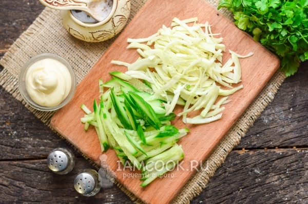 Salatalık ve lahana dilimleyin