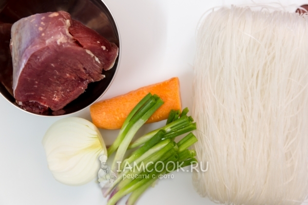 Ingredientes para fezes com carne e legumes