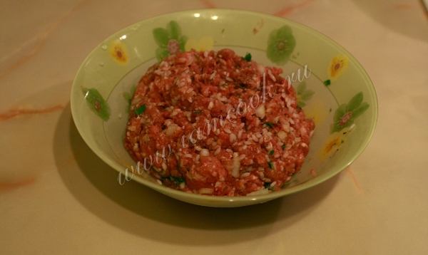 Napełnianie rolek kapusty mielonym mięsem i ryżem
