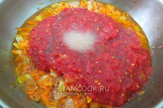 Dodaj koncentrat pomidorowy i cukier
