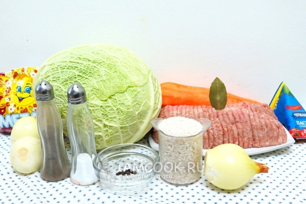 Ingredienser for kålruller i ovnen på bakeplate