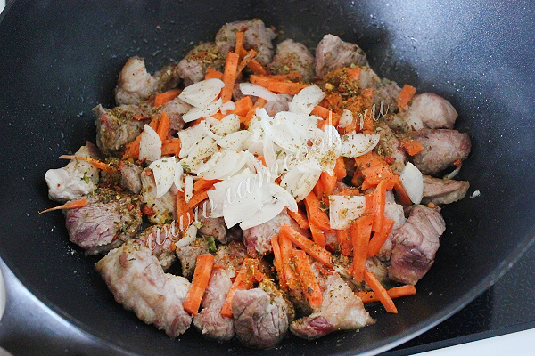 Mięso z cebulą i marchewką