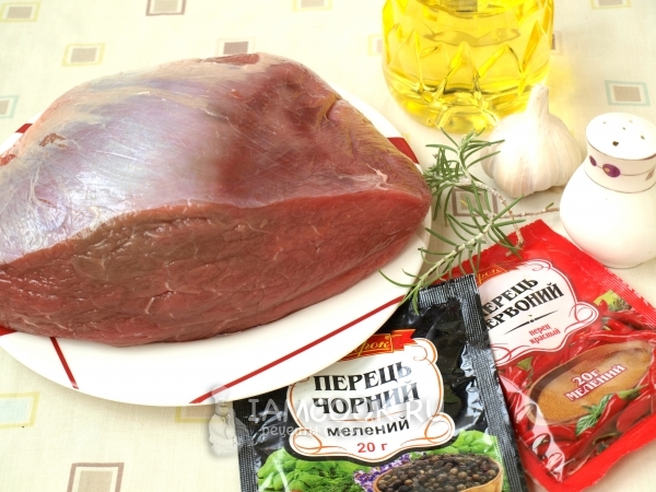 Ingrediënten voor rundvlees gebakken in de oven door een grote brok