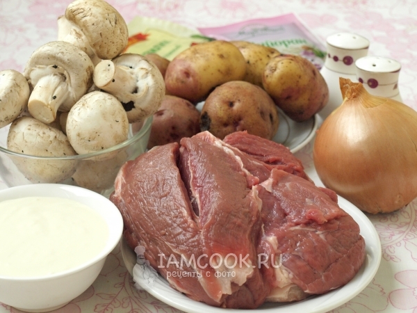 오븐에서 버섯과 감자를 곁들인 쇠고기 용 재료