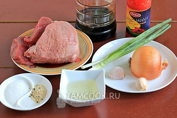 Ingredienser for biff i Teriyaki-saus med løk