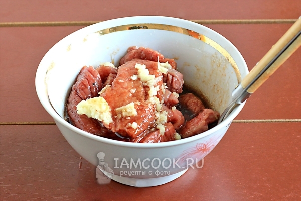 Coloque a carne na marinada com alho