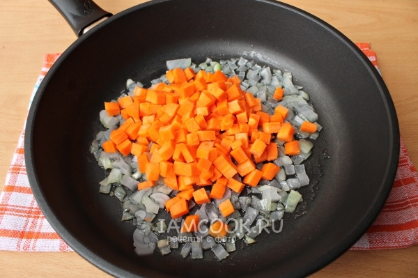 Skrudinkite svogūnus su morkomis