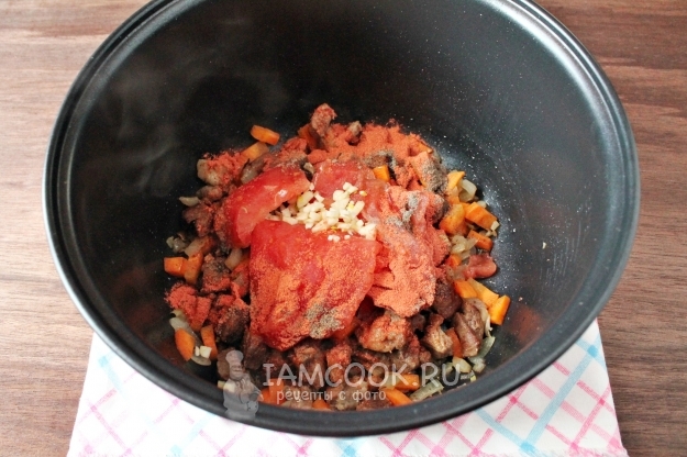 토마토, 마늘 및 향신료 추가