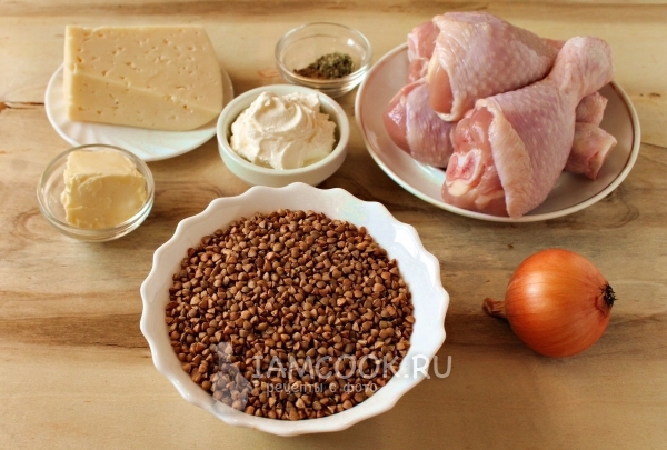 Ingredientes para o trigo mourisco com frango no forno com queijo