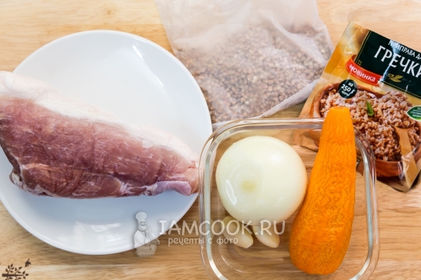 Bahan-bahan untuk soba dengan daging dalam kawah