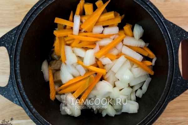 Masukkan bawang dan wortel