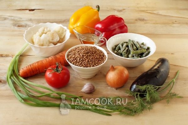 Grikių su daržovėmis ingredientai keptuvėje