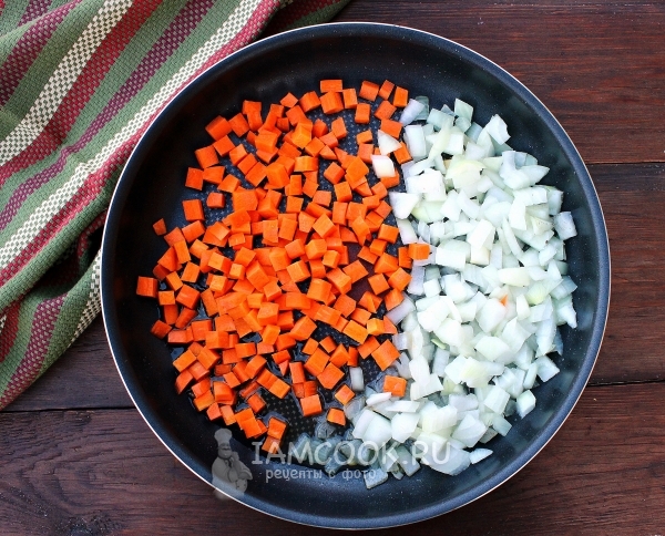 Masukkan bawang dan wortel dalam kuali