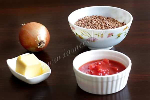 Bahan-bahan untuk bubur dengan bawang dan tomato