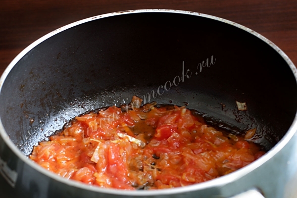 Svogūnai, kepti su pomidorais