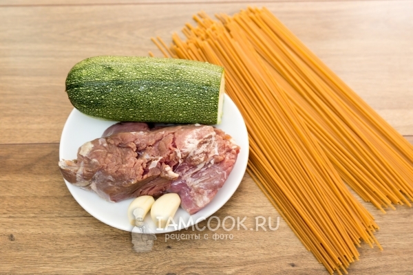Składniki na makaron gryczany z wołowiną i warzywami