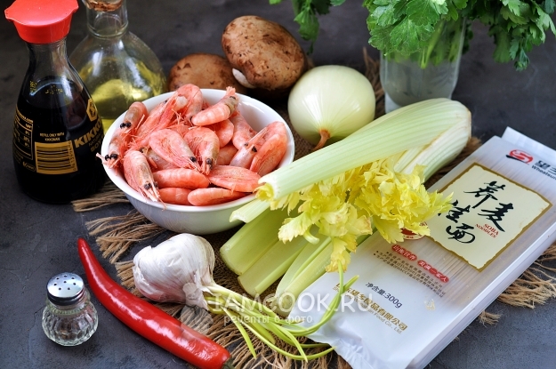 Ingrediente pentru fidea de hrișcă cu creveți și legume
