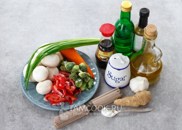 Ingredientes para macarrão de trigo sarraceno com legumes e molho