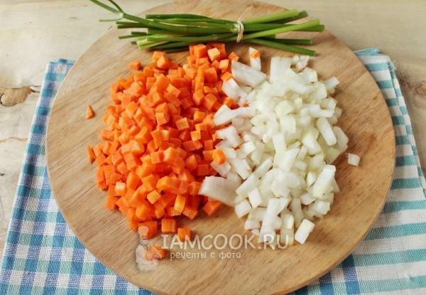 Cortar as cebolas e cenouras