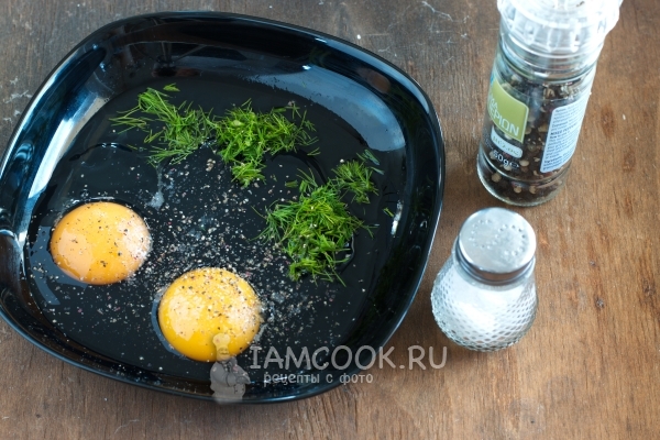 Комбинујте јаја, копер, сол и бибер