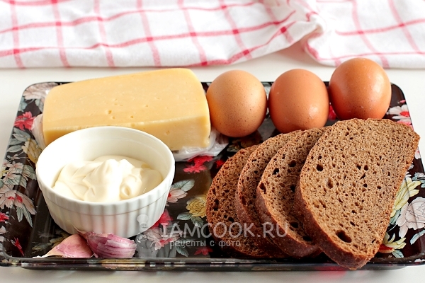 Siyah ekmek peynir ve yumurta tost için malzemeler