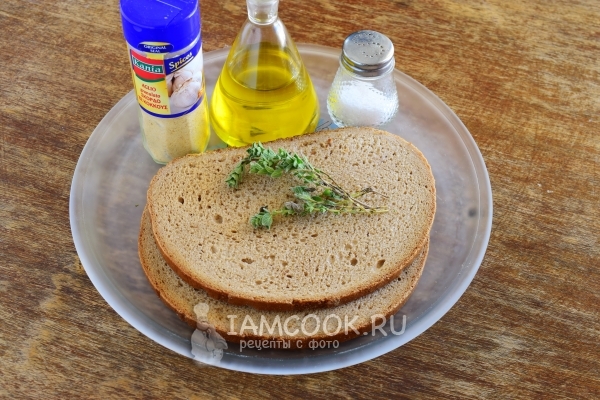 Ingredienser for toast fra svart brød i ovnen