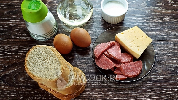 Bahan-bahan untuk toast dengan sosej dan keju dalam kuali