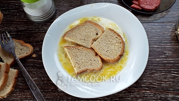Sapukan roti di dalam campuran telur