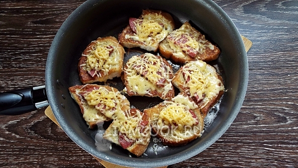 Fotografia grzanka z kiełbasą i serem w niecce