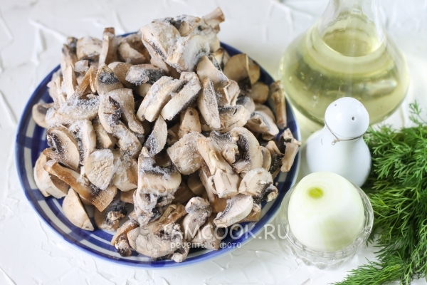 Ingrediënten voor champignonsaus van bevroren champignons