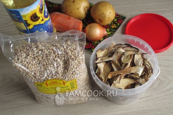 Grybo sriubos ingredientai iš džiovintų grybų su perlamutrinėmis miežėmis