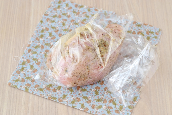 Umieść pierś z kurczaka w torbie do pieczenia