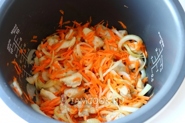 Coloque cebolas e cenouras
