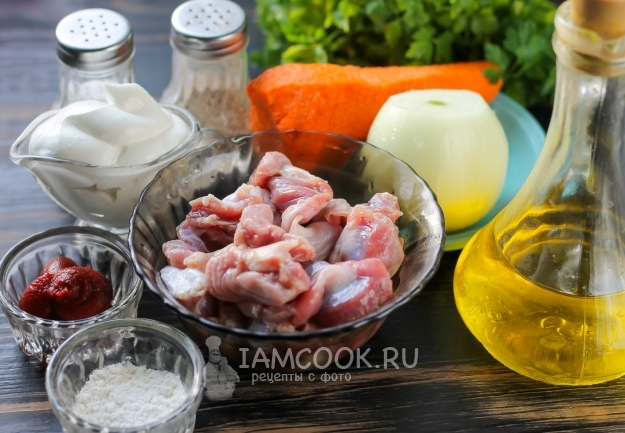 Ingredienser til goulash fra kylling mage med saus