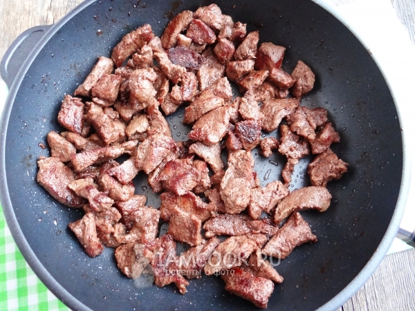 Bak het vlees in een koekenpan